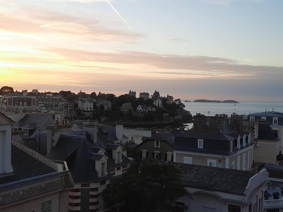 Le Jacaranda-A 2 Min De La Plage, Hyper Centre De Dinard, Vue Mer De La Fenetre Exterior foto